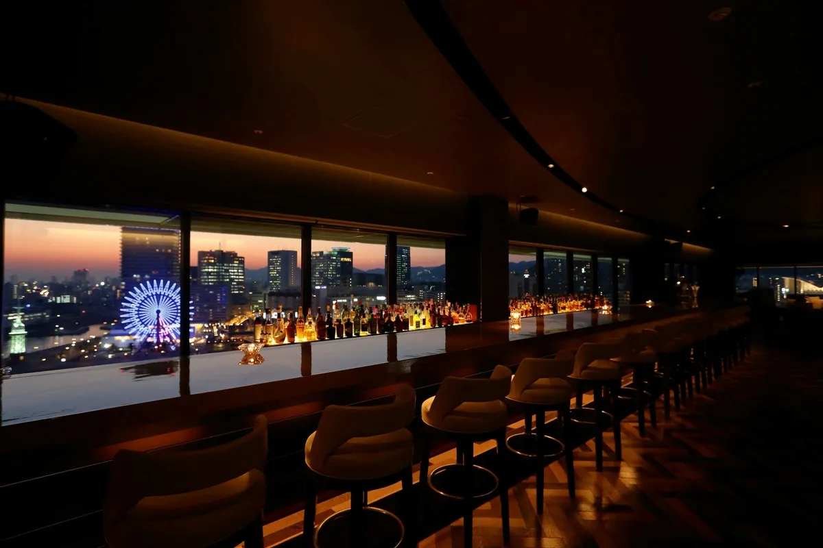 夜のVIEW BARから見えるライトアップされた観覧車