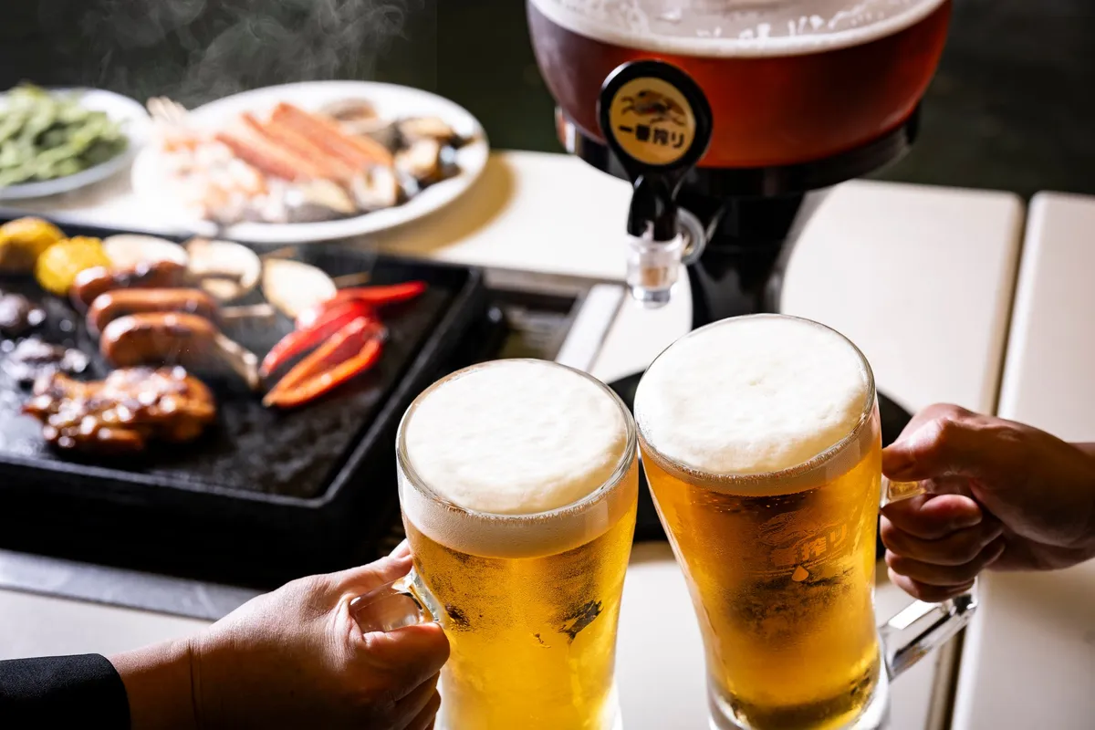 キンキンに冷えたビールで最高の乾杯シーン