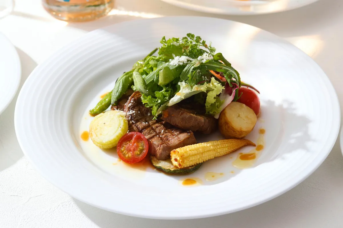 夏野菜をたっぷり添えたジューシーなメインの肉料理