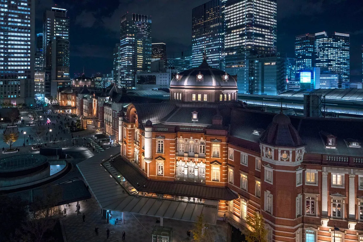 夜空に浮かび上がる歴史的な東京駅丸の内駅舎の全景