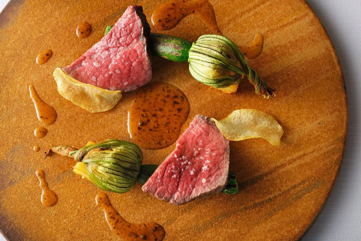 牛肉のアローストと花ズッキーニ