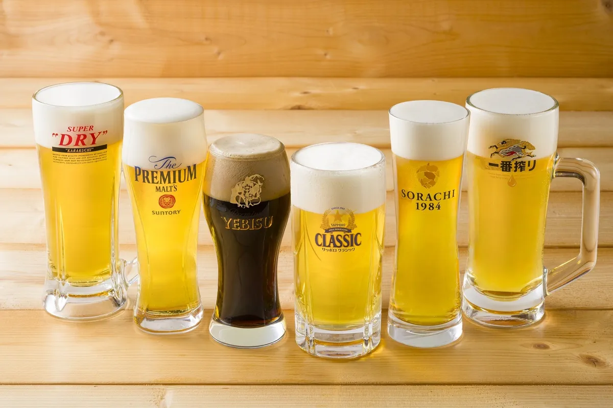 各ブランドのロゴ入りグラスに注がれた、色とりどりの8種類のビールラインナップ