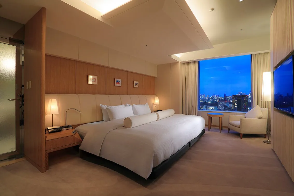 夜景を望むベッドルーム。静寂の中で極上の眠りを提供し、一日の疲れを癒やします。