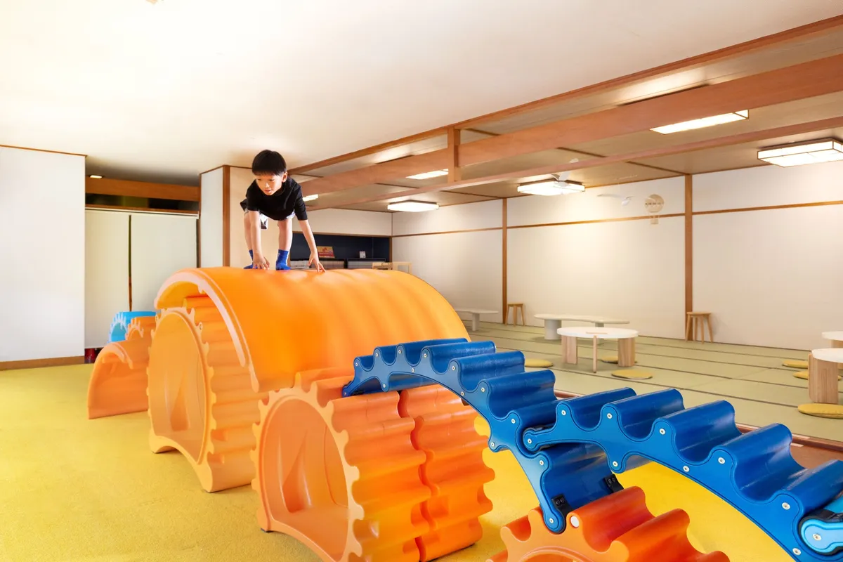 ラウンジ内の室内遊具で遊ぶ様子