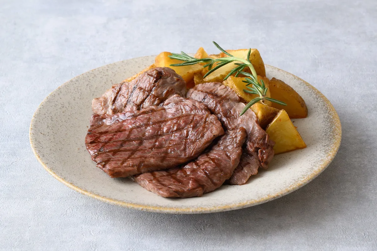 しっとりと柔らかな食感の和牛もも肉ステーキ