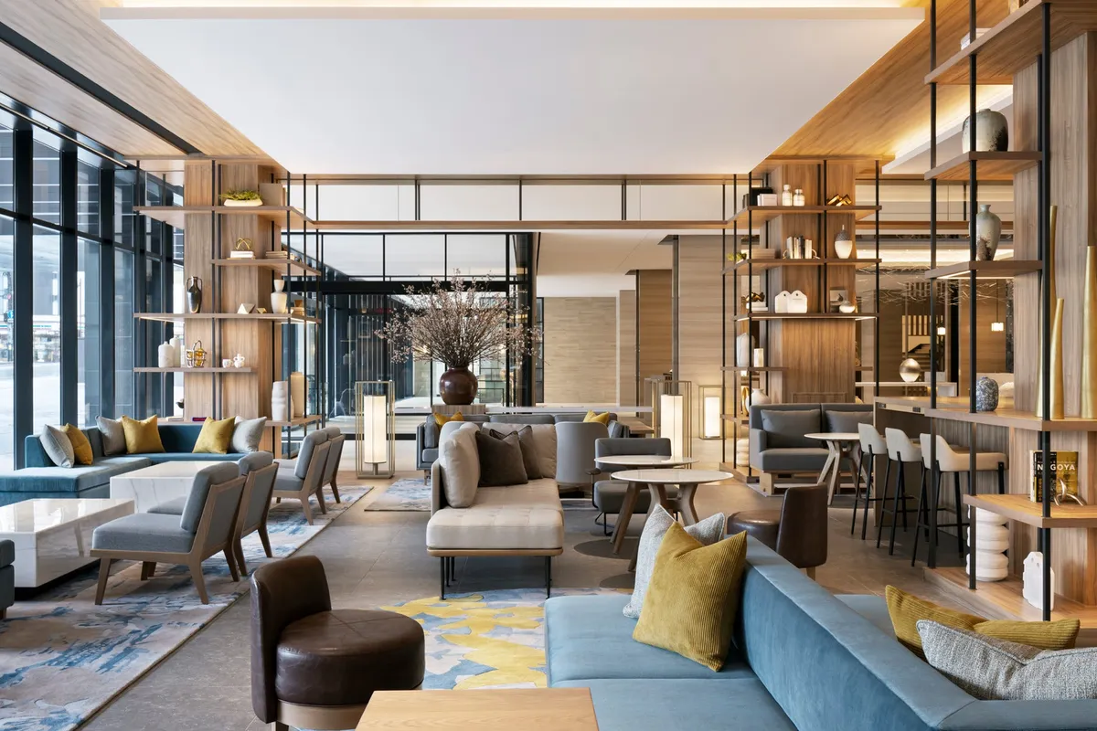 スタイリッシュで落ち着いた「THE LOUNGE」の内観