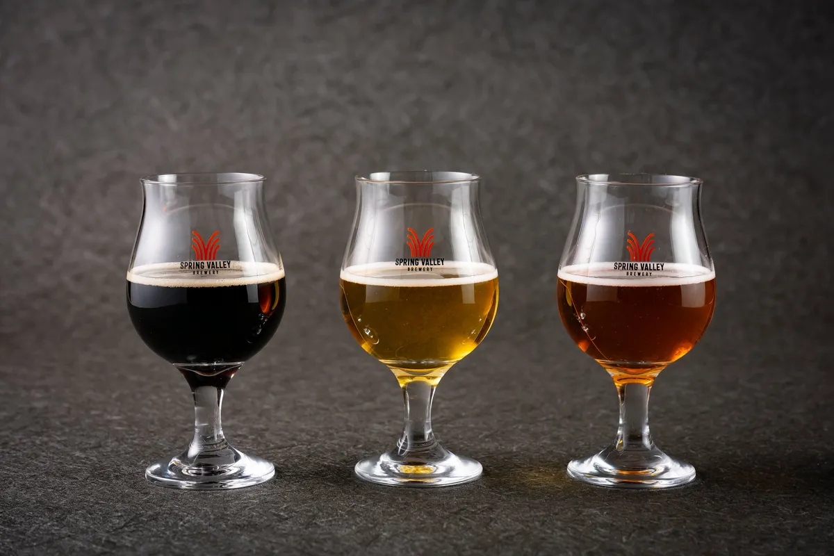 SPRING VALLEYのロゴが入ったグラスに注がれた、黒・金・赤の3種類のクラフトビール