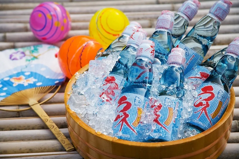 氷で冷やされたラムネと水風船