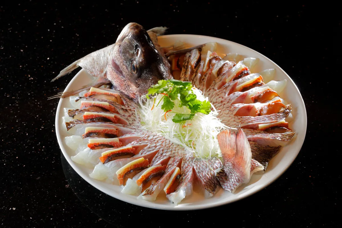 鮮やかな盛り付けが目を引く旬の生簀魚介料理