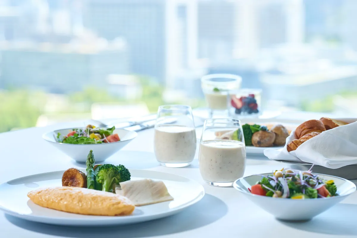 都会の景色を眺めながら楽しむヘルシーな朝食セット