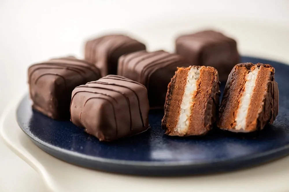 チョコレートの中に真っ白なお米が詰まった美しい断面