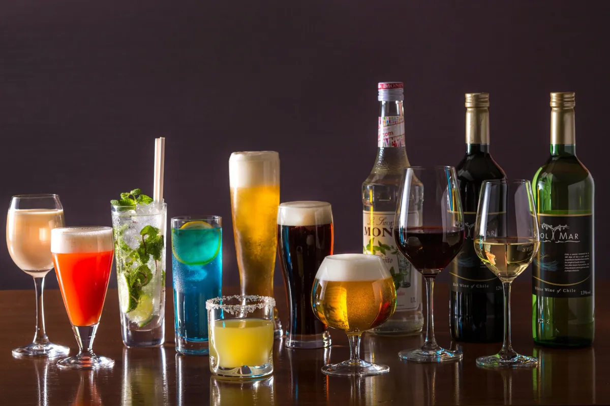 クラフトビールやカラフルなカクテルなど多彩なドリンクメニュー