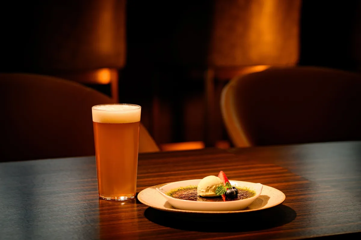 濃厚な抹茶のクレームブリュレとビールの意外な組み合わせ