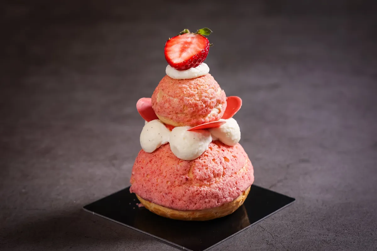 苺がトッピングされたピンク色の可愛らしいシューケーキ ルリシューズ オ フレーズ