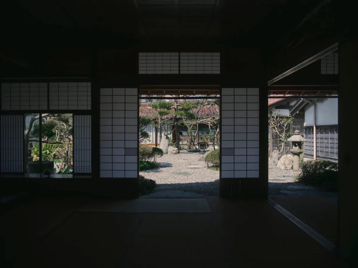 客室から望む手入れの行き届いた日本庭園