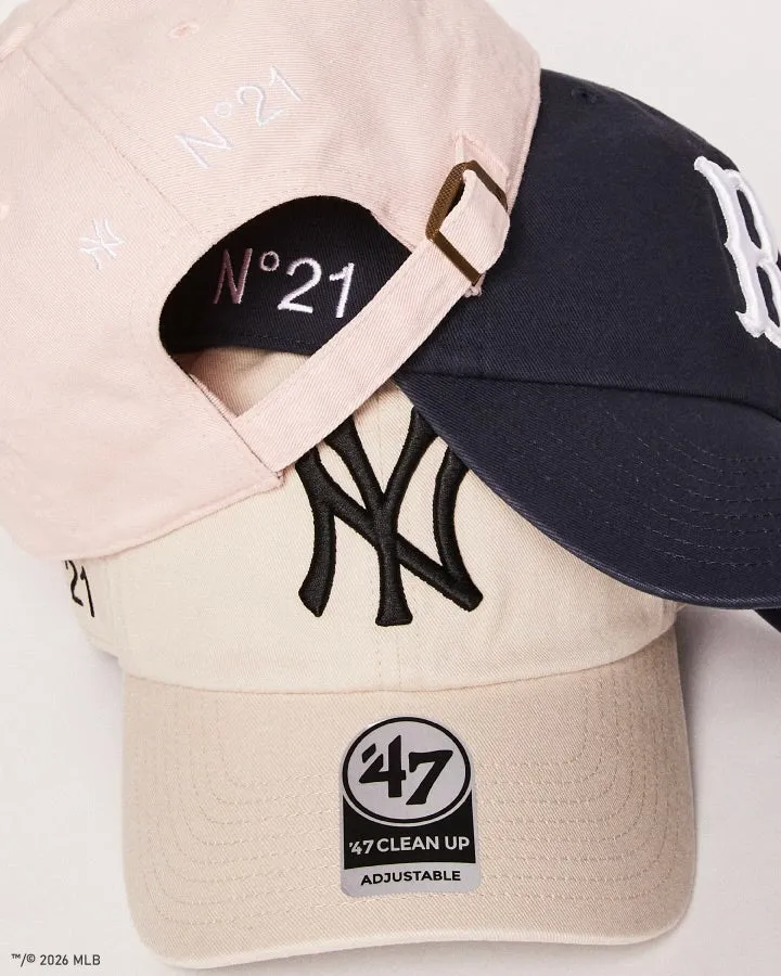 N21の刺繍が施された、キャップブランド「'47」とのコラボアイテム