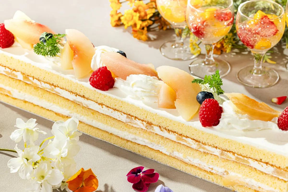 桃を贅沢に乗せたショートケーキ
