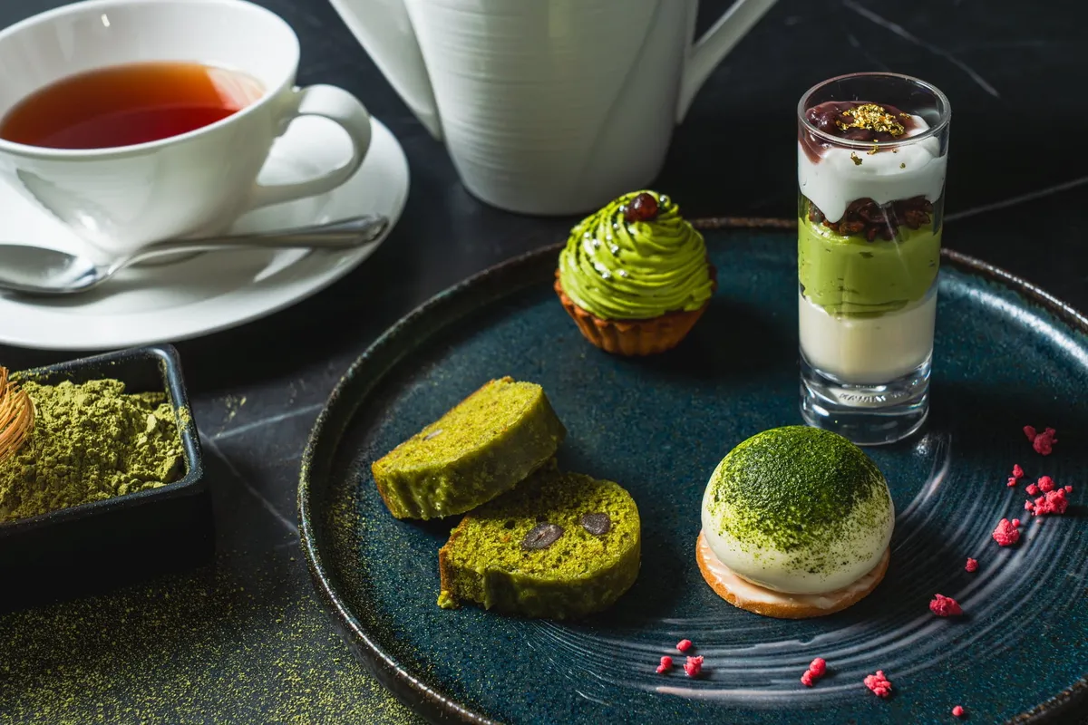 抹茶モンブランやパウンドケーキ、グラスに入ったティラミスが並ぶデザートプレート。