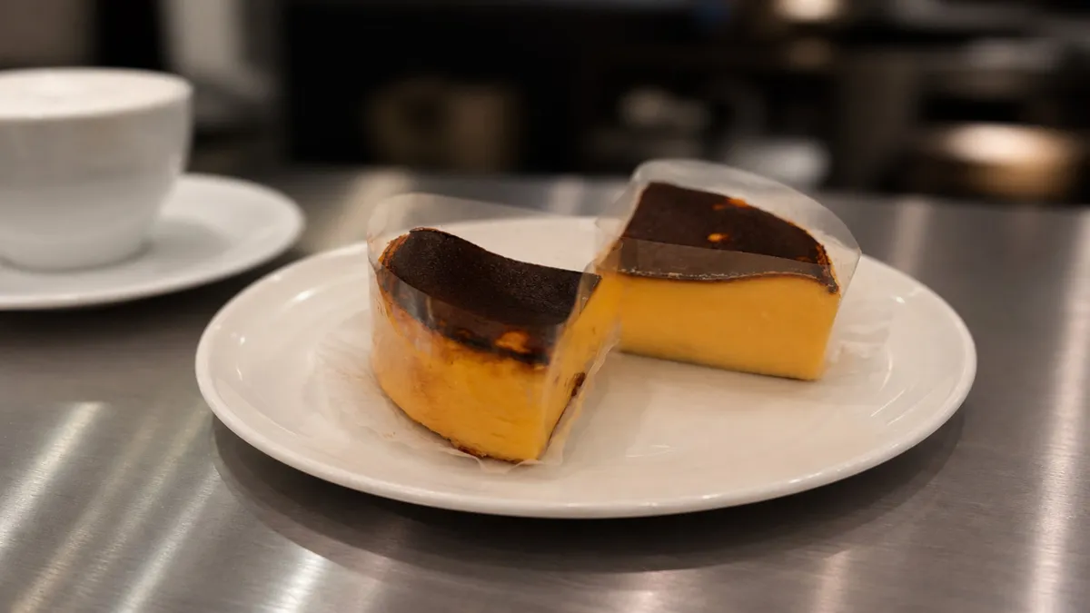 しっとりと焼き上げられた黄金色のバスクチーズケーキ