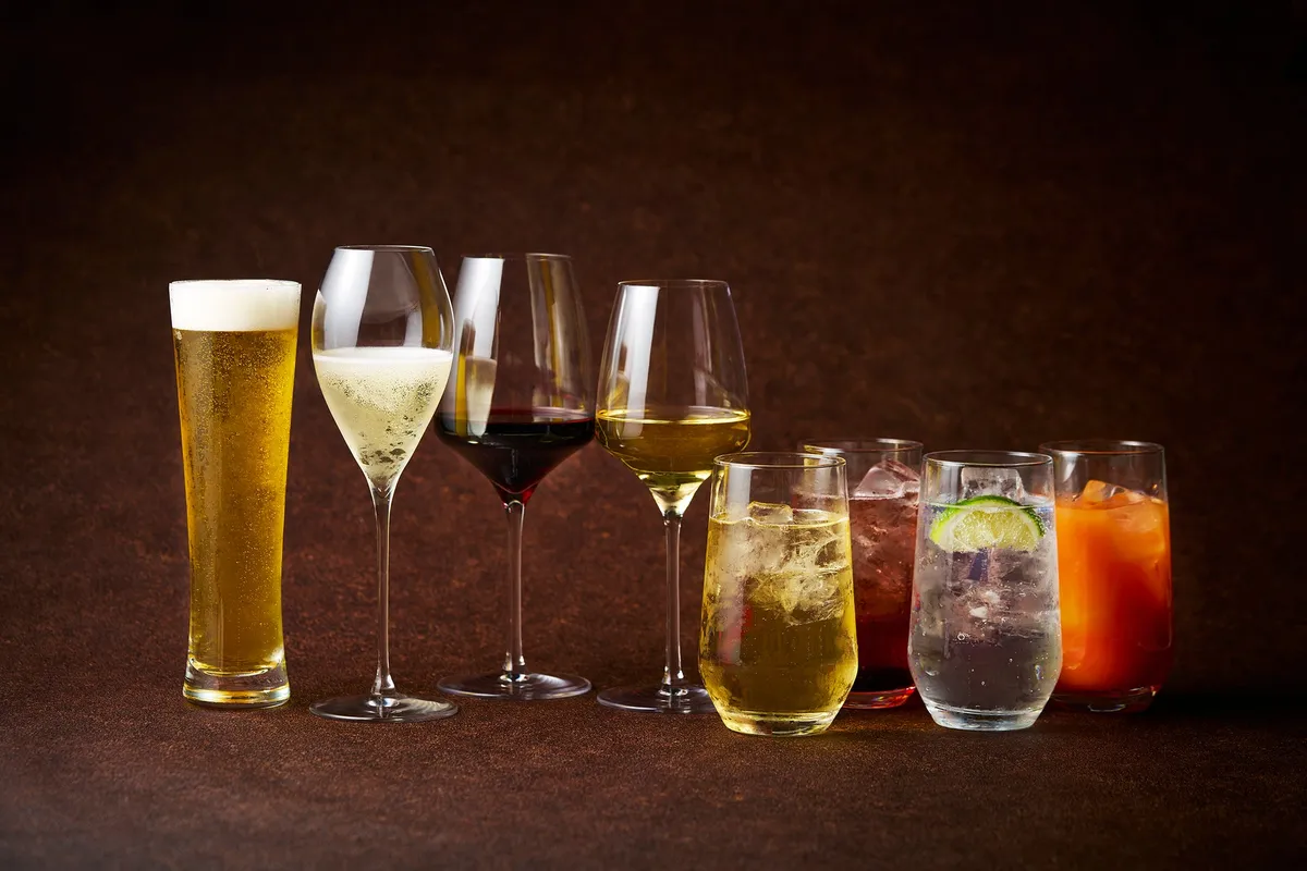 ビール、シャンパン、ワイン、カクテルなど色とりどりのドリンクが並ぶ様子