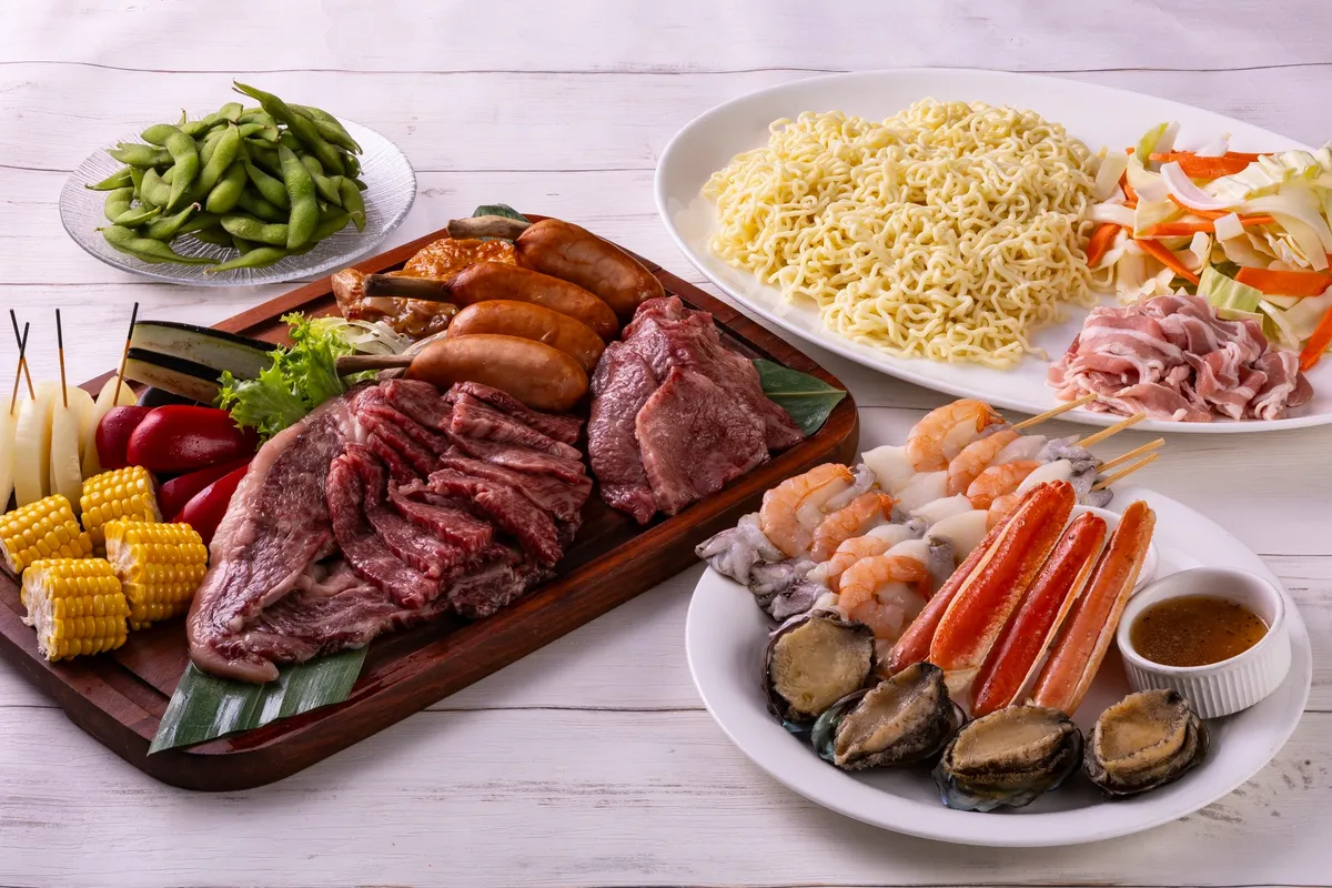 豪華な肉と海鮮がセットになったBBQプレート