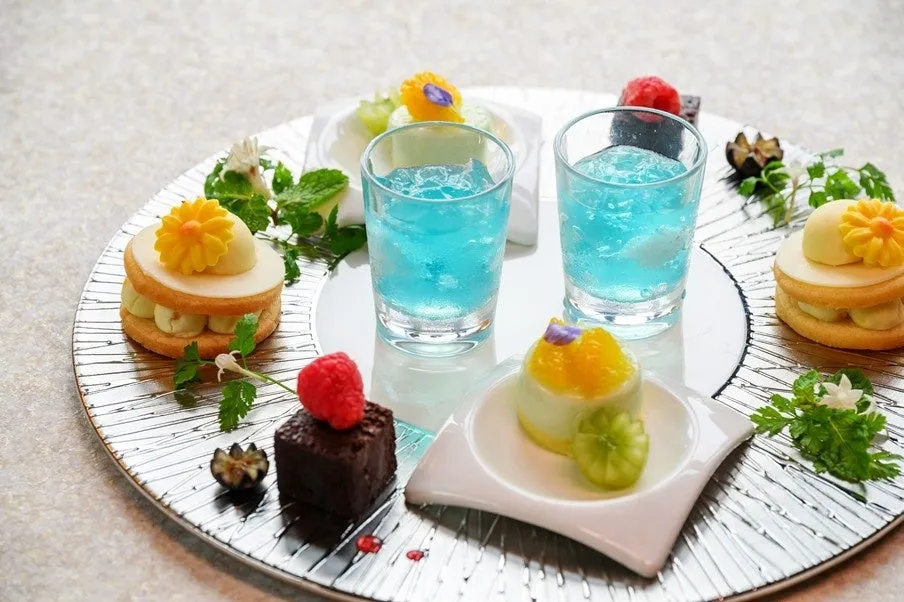 青空をイメージしたゼリーや麦わら帽子のスイーツ