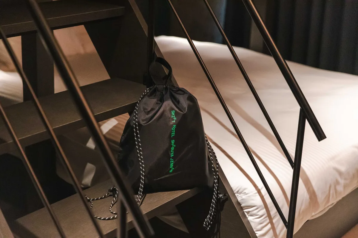 SHIFT HOTELのロゴが入ったオリジナルナップザック