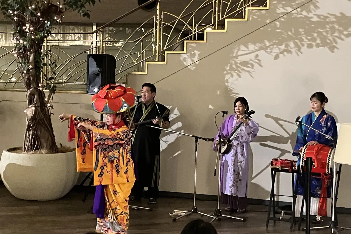 室内ステージで披露される色鮮やかな衣装の琉球舞踊と三線演奏