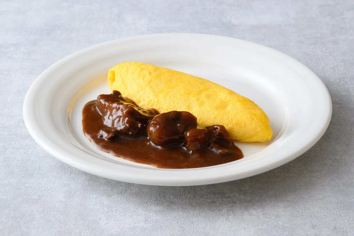 どて焼き風ソースで味わうライブキッチンのオムレツ