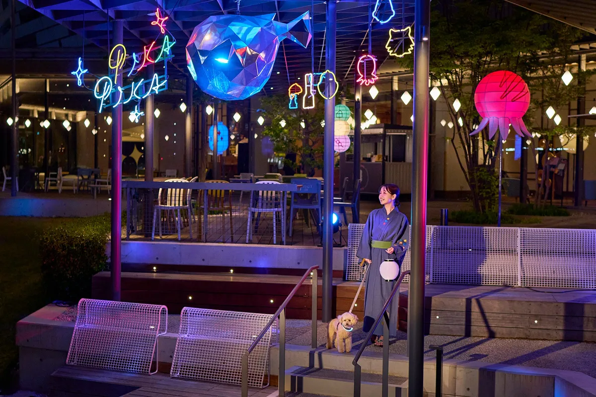 夜のイベントを楽しむ様子