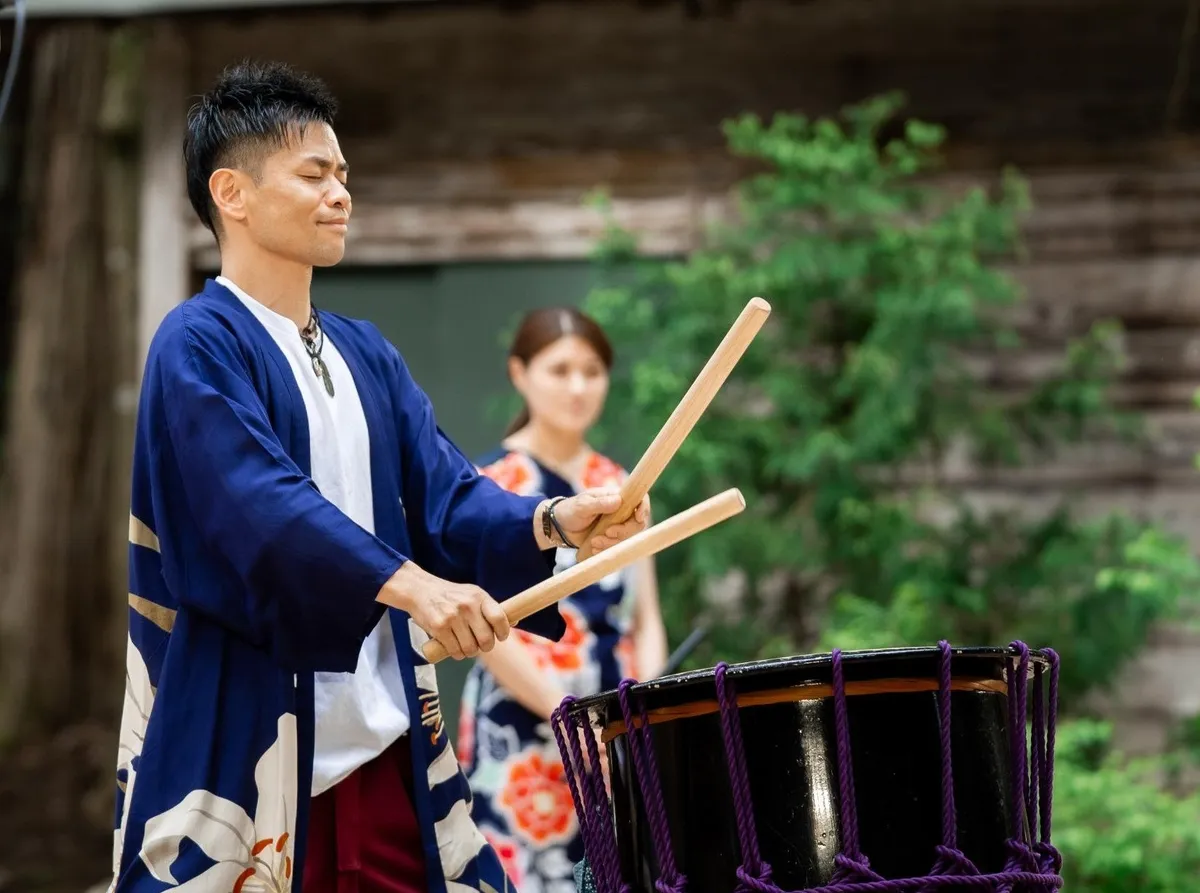 迫力ある和太鼓の演奏シーン