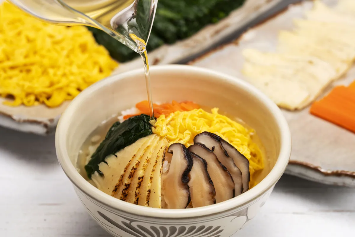 出汁をかけて楽しむ沖縄伝統料理のセーファン
