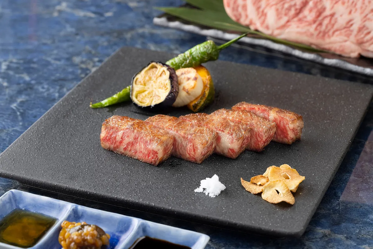絶妙な焼き加減で提供される備中牛のステーキ