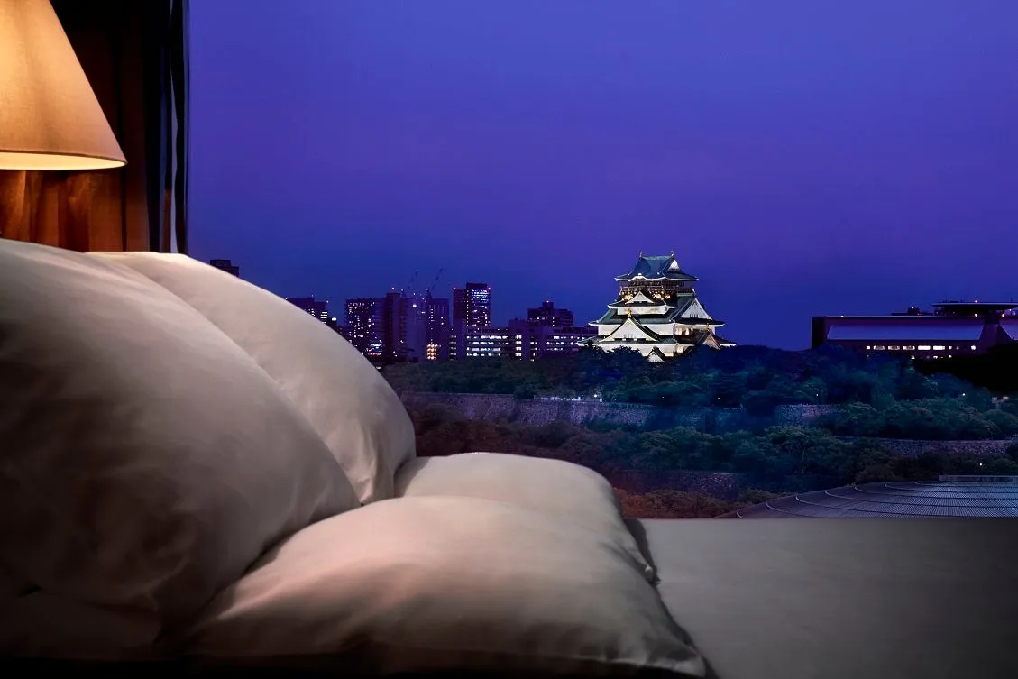 客室の窓から見えるライトアップされた大阪城の絶景