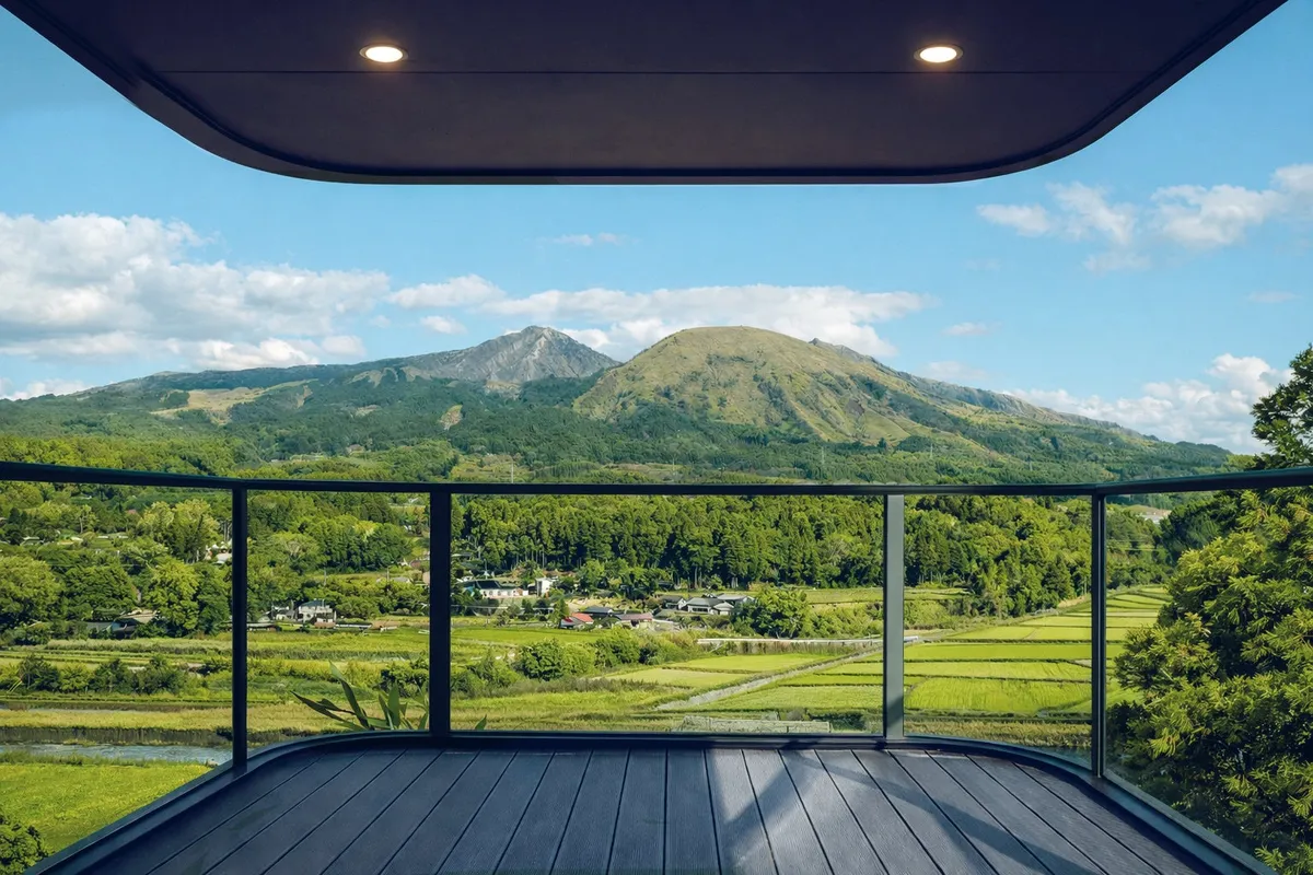 客室のテラスから眺める雄大な阿蘇五岳と美しい田園風景