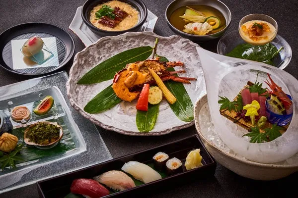 鰻の柳川鍋や涼しげな先付けが並ぶ8月の会席料理イメージ