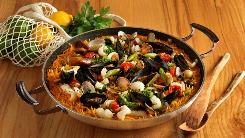 魚介の旨味が凝縮されたパスタスタイルのフィデオパエリア