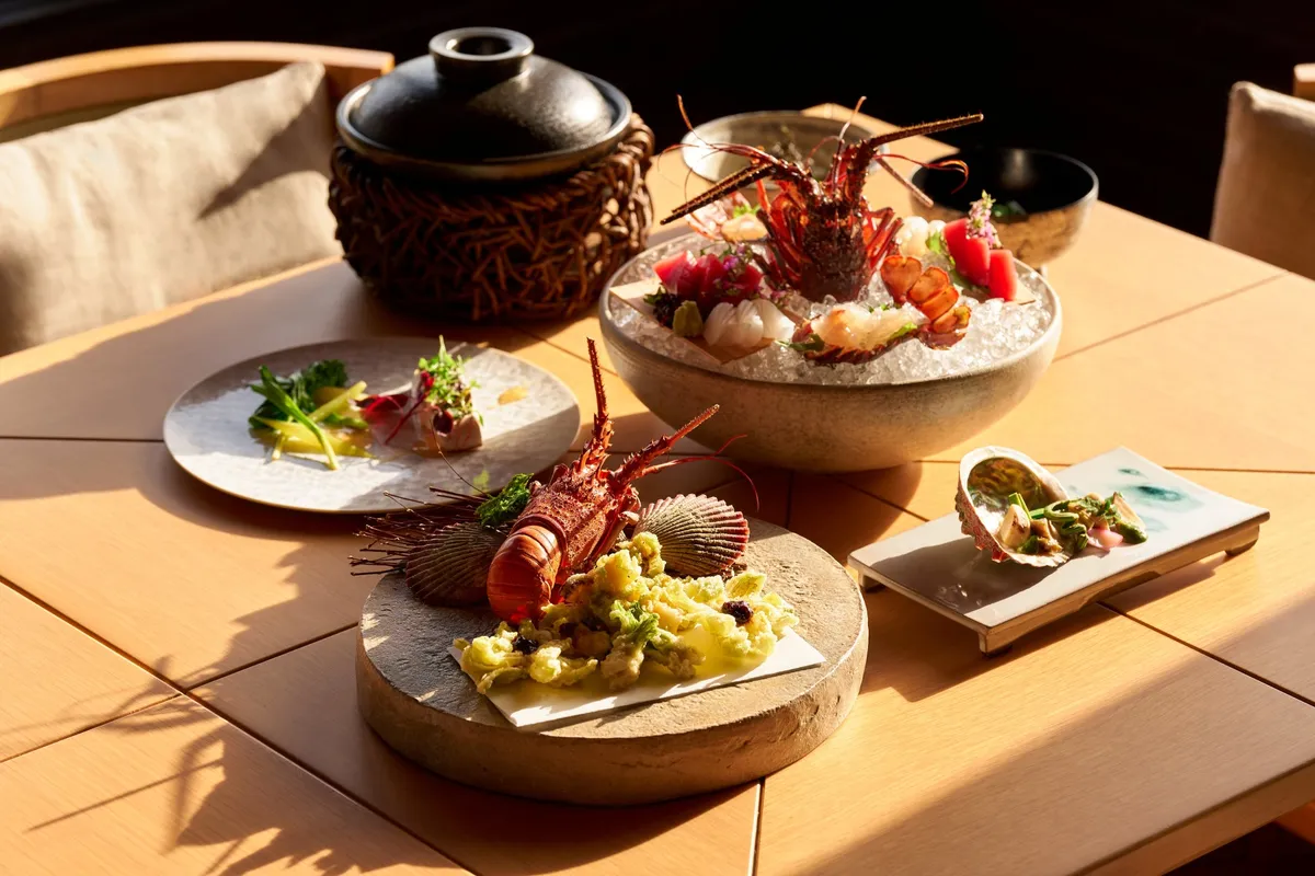 伊勢海老など地元の旬を活かした夕食