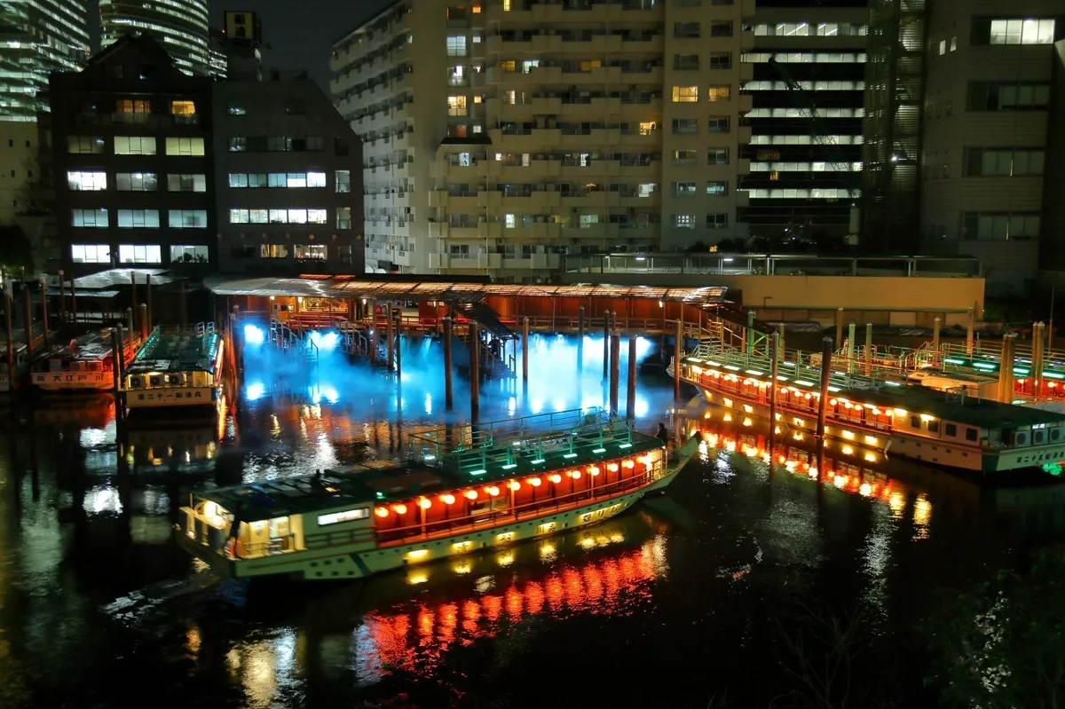 ライトアップされた幻想的な夜の屋形船乗り場