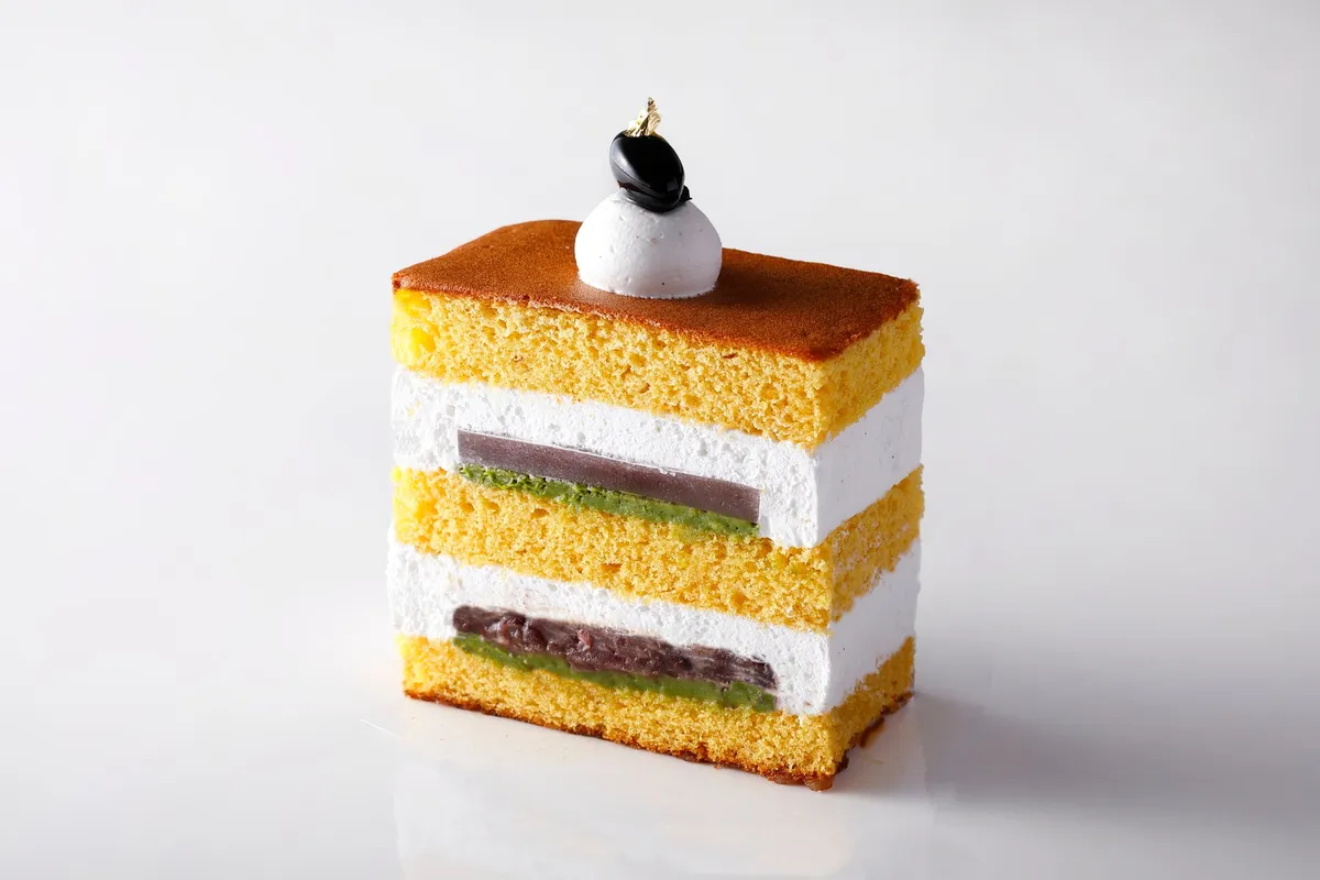 黒豆と金箔が飾られた上品な新edo抹茶ショートケーキ