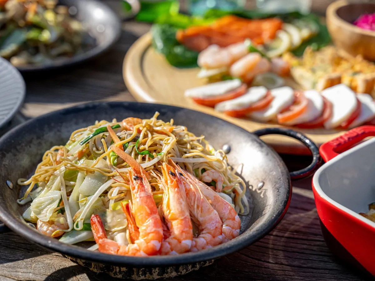 大きな海老がのった本格的な焼きそば料理