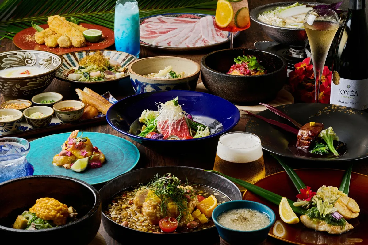 沖縄の食材を活かした多彩な料理が並ぶプリフィックスディナーのテーブルイメージ