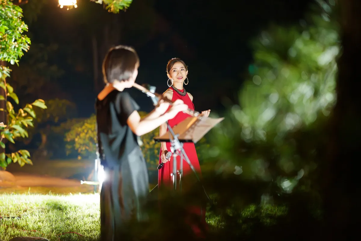 夜の庭園を背景に行われる幻想的なジャズ演奏