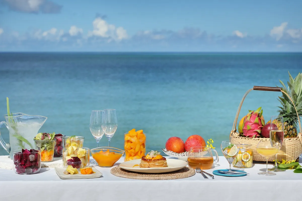 海を眺めながら楽しむ南国フルーツたっぷりの贅沢な朝食