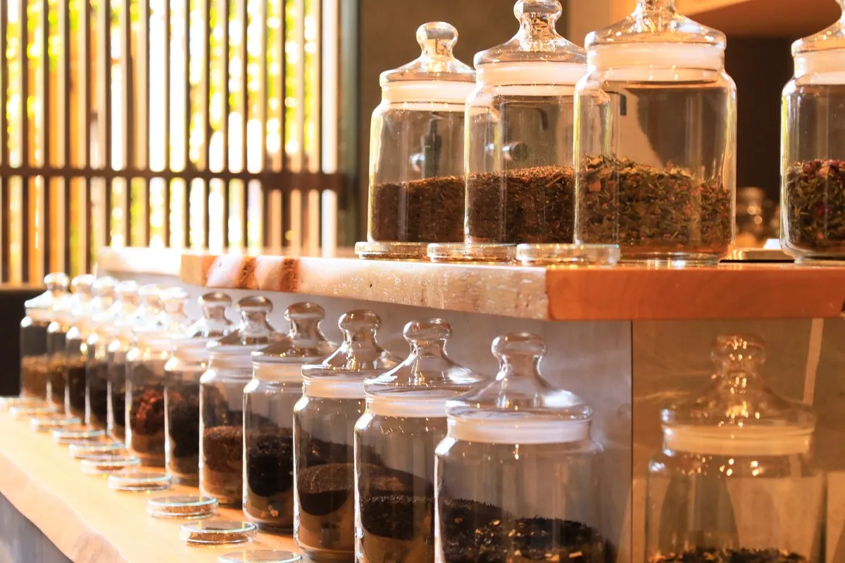 薬膳バーに並ぶ色鮮やかなハーブや茶葉