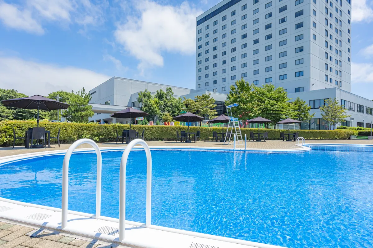 広々とした屋外ガーデンプール