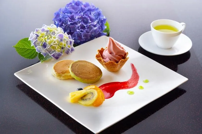 抹茶パンケーキとフルーツのデザートプレート