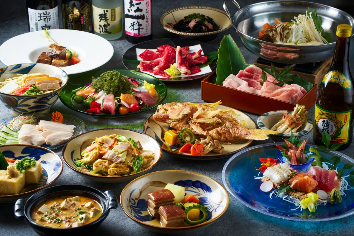 彩り豊かな沖縄の郷土料理が並ぶブッフェ