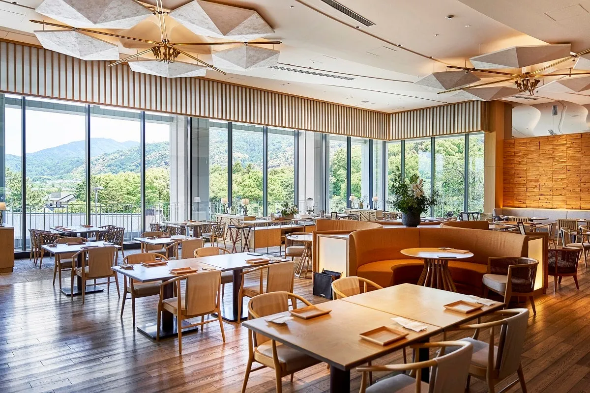 開放感あふれるALL DAY DINING 洛空の店内