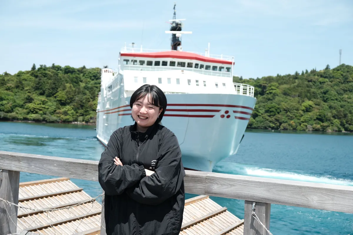 海士町の港に到着するフェリーと笑顔のスタッフ